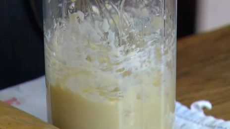 брускетты с тунцом, анчоусами и яйцами пашот