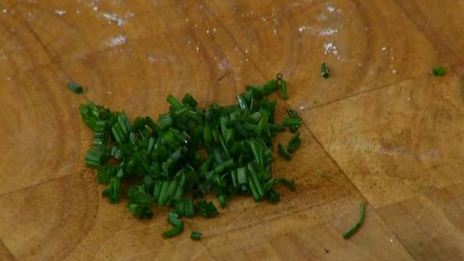 брускетты с тунцом, анчоусами и яйцами пашот