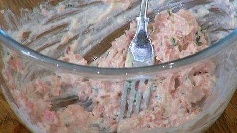 брускетты с тунцом, анчоусами и яйцами пашот