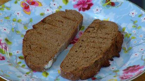 брускетты с тунцом, анчоусами и яйцами пашот