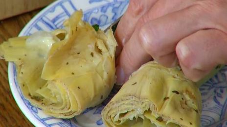 брускетты с тунцом, анчоусами и яйцами пашот