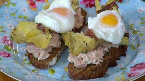 брускетты с тунцом, анчоусами и яйцами пашот