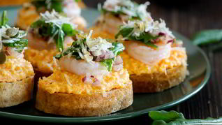 Брускетты с тыквой и креветками