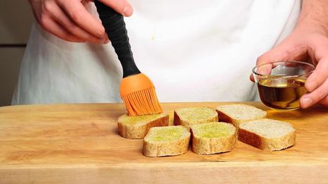 брускетты с тыквой и креветками