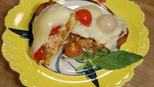 Бутерброды с курицей, моцареллой и красным песто