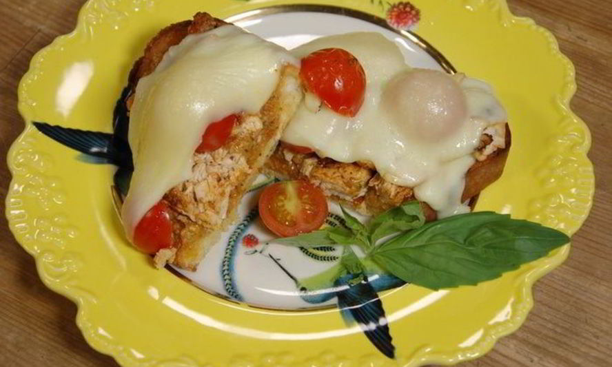 Рецепт бутербродов с курицей, моцареллой и красным песто