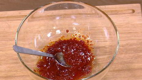 бутерброды с курицей, моцареллой и красным песто