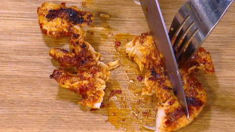 бутерброды с курицей, моцареллой и красным песто