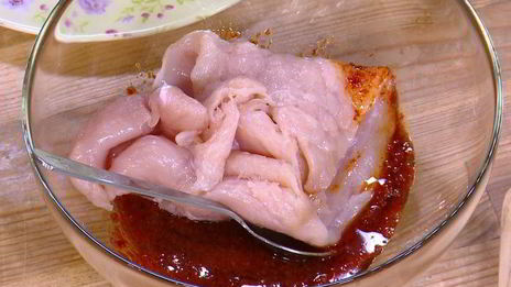 бутерброды с курицей, моцареллой и красным песто