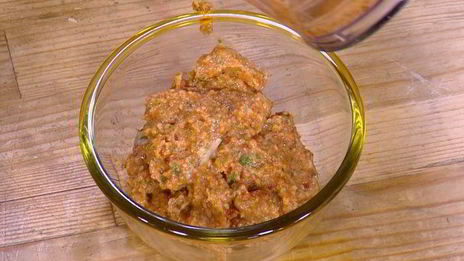 бутерброды с курицей, моцареллой и красным песто