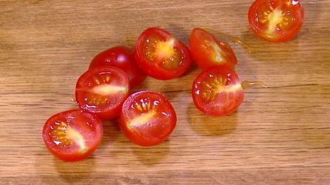 бутерброды с курицей, моцареллой и красным песто