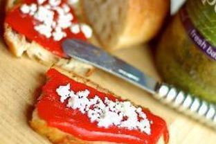 Бутерброды с песто, печеным перцем и фетой