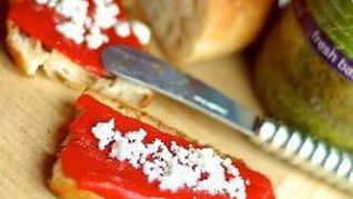 Бутерброды с песто, печеным перцем и фетой