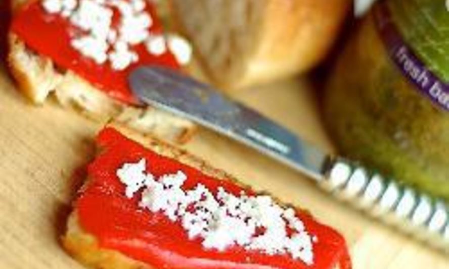 Рецепт бутербродов с песто, печеным перцем и фетой