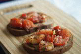 Чесночная брускетта с томатами, красным луком и базиликом
