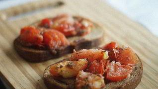 Чесночная брускетта с томатами, красным луком и базиликом