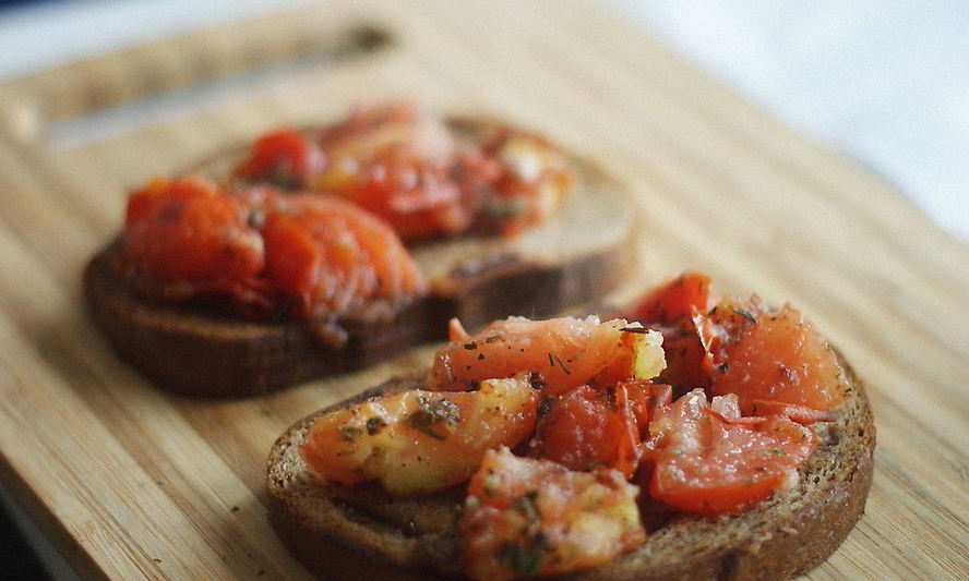 Рецепт чесночной брускетты с томатами, красным луком и базиликом