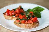Итальянская брускетта с базиликом и помидорами