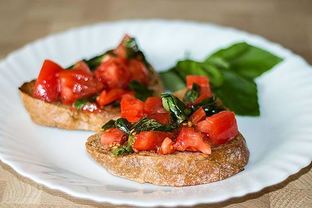 Итальянская брускетта с базиликом и помидорами