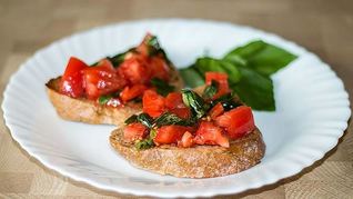 Итальянская брускетта с базиликом и помидорами