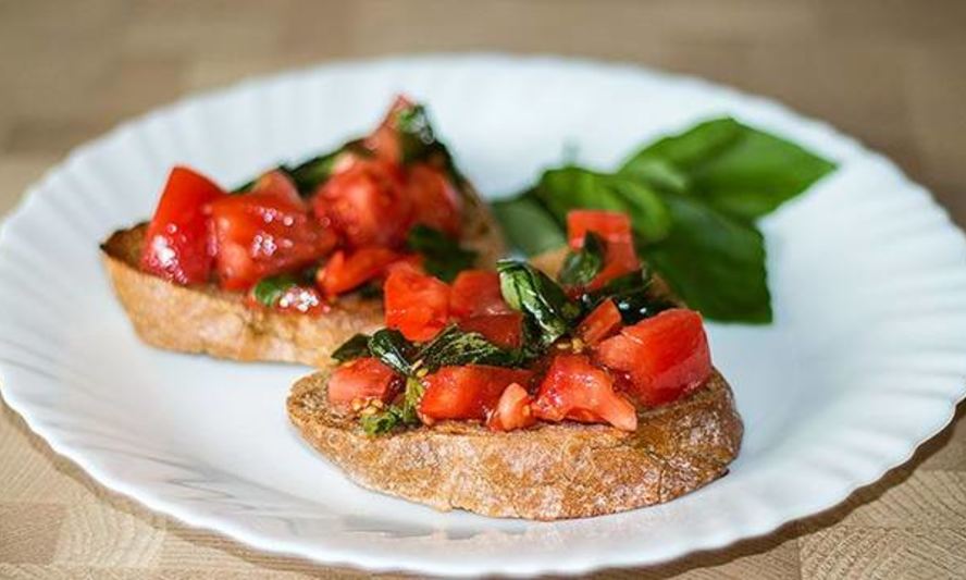 Рецепт итальянской брускетты с базиликом и помидорами