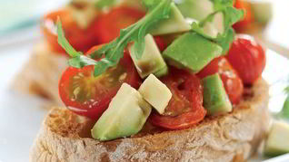 Хрустящие брускетты с помидорами и авокадо