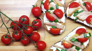 Ржанная брускетта с печенной в горчично-медовом соусе курицей