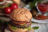 Бургер с гречневой котлетой, кинзой и жареным луком