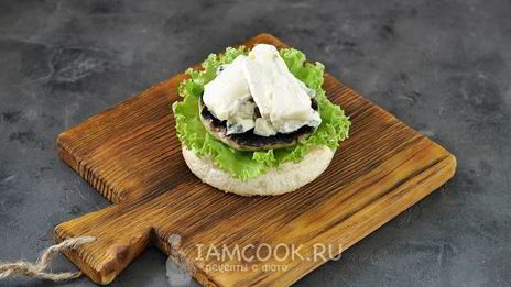 бургер с портобелло и голубым сыром