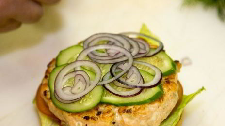 бургер с семгой