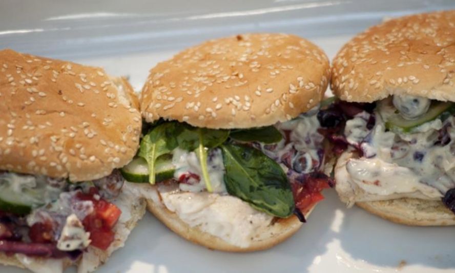 Рецепт бургера с судаком и краснокочанной капустой