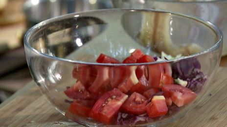 бургер с судаком и краснокочанной капустой