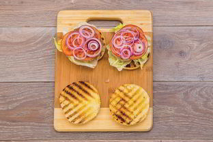 Бургер с тунцом, луком и помидором