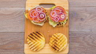 Бургер с тунцом, луком и помидором