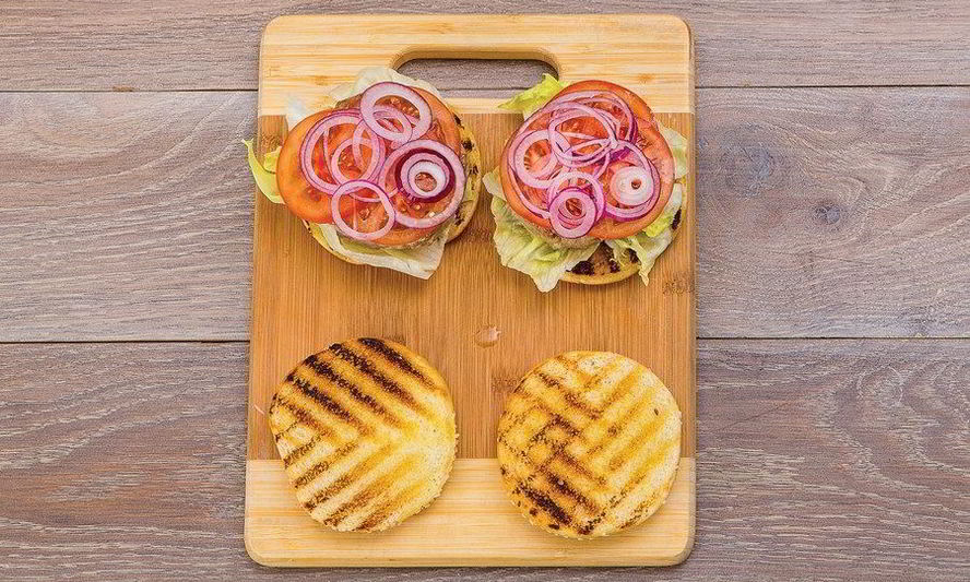 Рецепт бургера с тунцом, луком и помидором