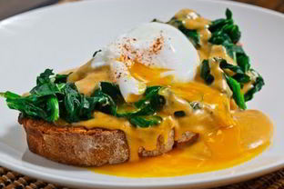 Бургер с яйцами-пашот под соусом