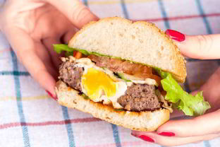 Бургер с яйцом