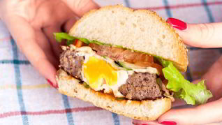 Бургер с яйцом