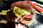 Бургер со стейком из говядины