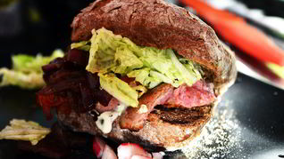 Бургер со стейком из говядины