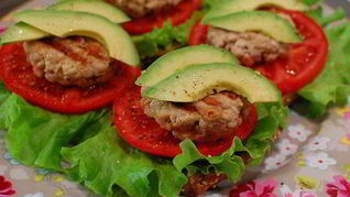 Бургеры с котлетками из тунца и авокадо