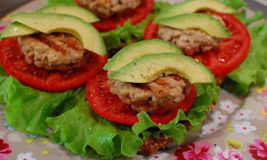 Рецепт бургеров с котлетками из тунца и авокадо