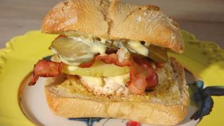 Бургеры с курицей, беконом и голубым сыром