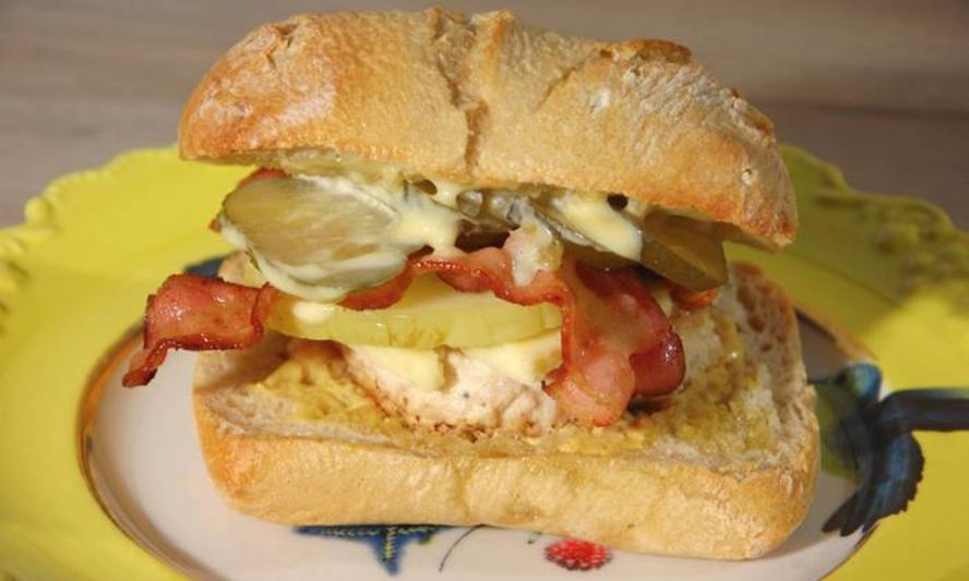 Рецепт бургеров с курицей, беконом и голубым сыром