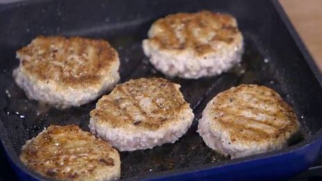 бургеры с курицей, беконом и голубым сыром