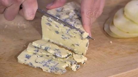 бургеры с курицей, беконом и голубым сыром