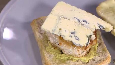 бургеры с курицей, беконом и голубым сыром