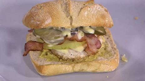 бургеры с курицей, беконом и голубым сыром