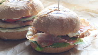 Бургеры с курицей и беконом