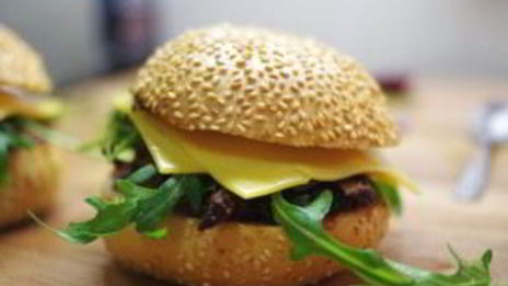 бургеры с тушеным мясом